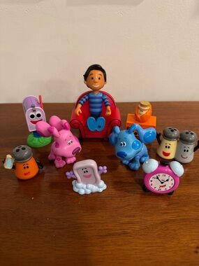 Blue’s Clues & You Deluxe Play-Along Friends Figures Set Josh Thinking Chair